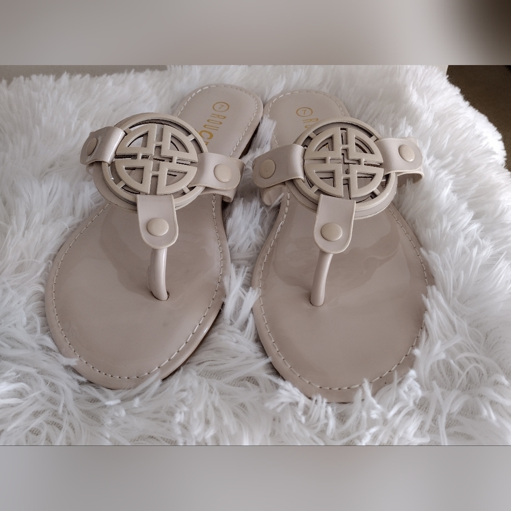 Geometric Pendant Thong Slide Sandals Beige NWT
